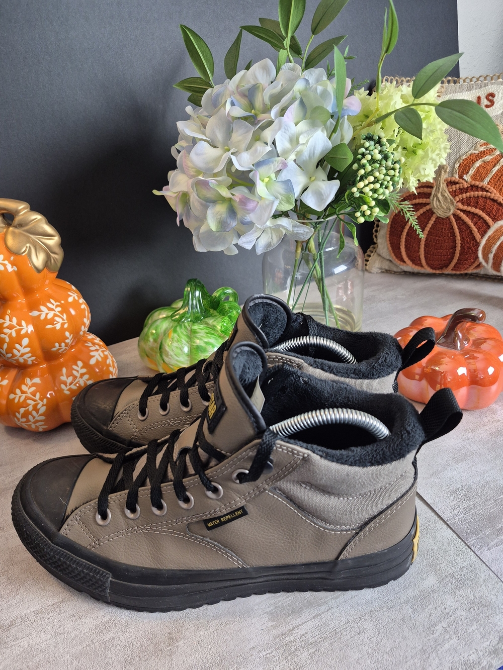 Unisex,Converse! High-Top Sneakers in Taupe and Black - Waterproof. Size M8 W10